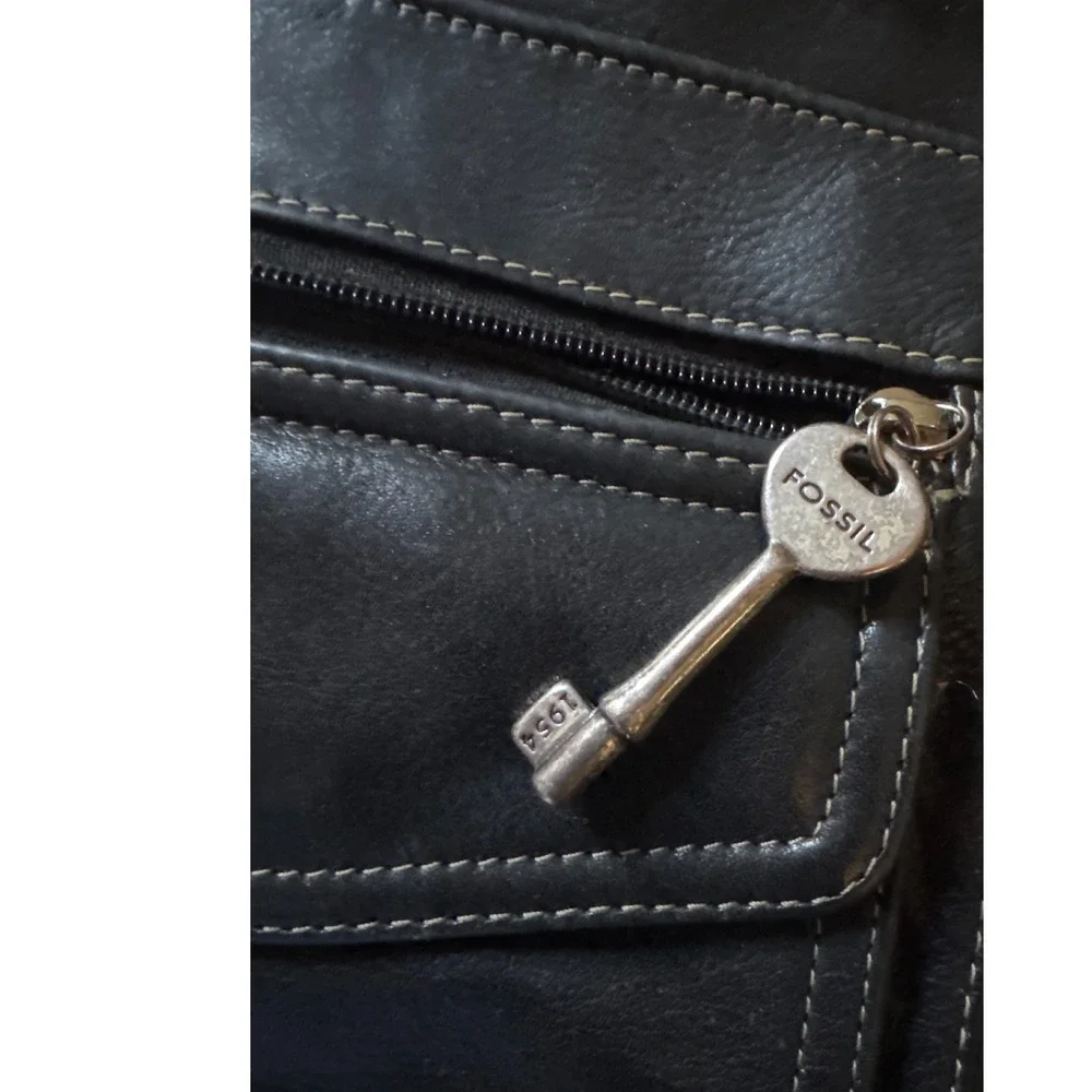 Fossil Black Leather Crossbody Bag  Signature Key Charm Organizer 75082 9 x 8